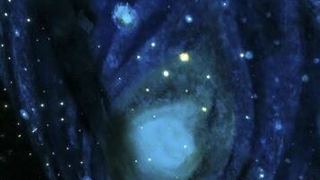 Une galaxie spirale dotée d’un noyau brillant et entourée d’étoiles.