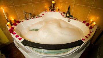 Family Suite | Private spa tub