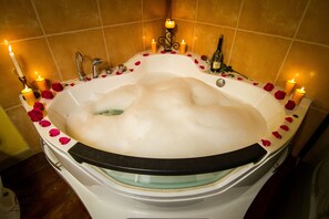 Family Suite | Private spa tub