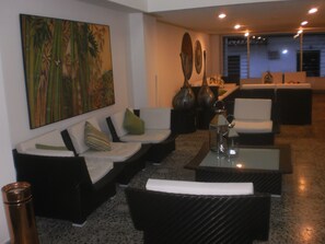 Coin salon dans le hall