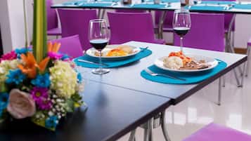 Serveert ontbijt, lunch, diner, internationale gerechten