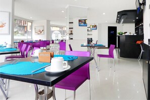 Frokost, lunsj og middag serveres, internasjonale retter 