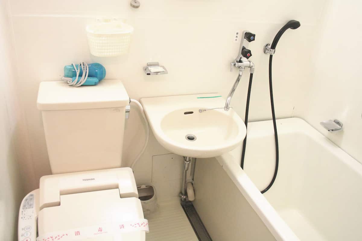 twin wood side non smoking | bathroom | combined shower/bathtub, deep-soaking bathtub, free toiletries