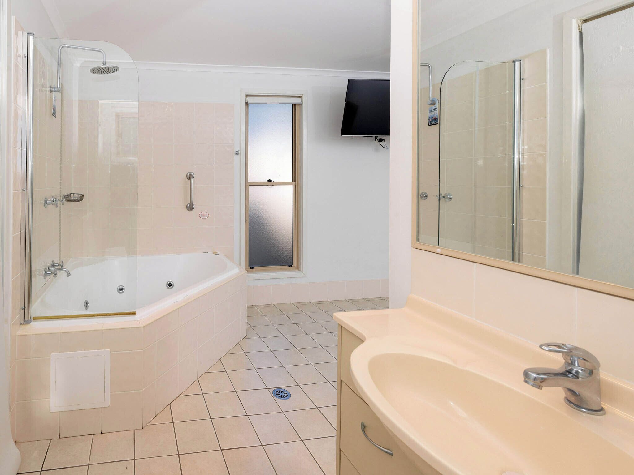 Un baño moderno con bañera, cabina de ducha, lavabo e inodoro.