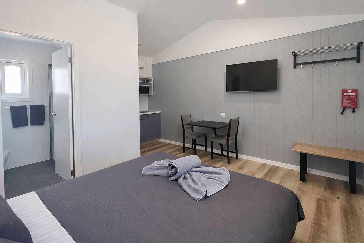Deluxe Studio | Premium bedding, soundproofing, iron/ironing board, WiFi (free)