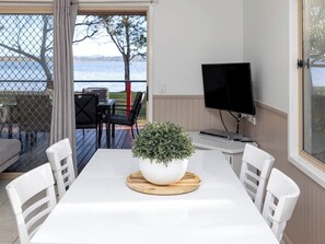En 42-tommers Flatskjerm-TV med kabel-kanaler samt TV og DVD-spiller