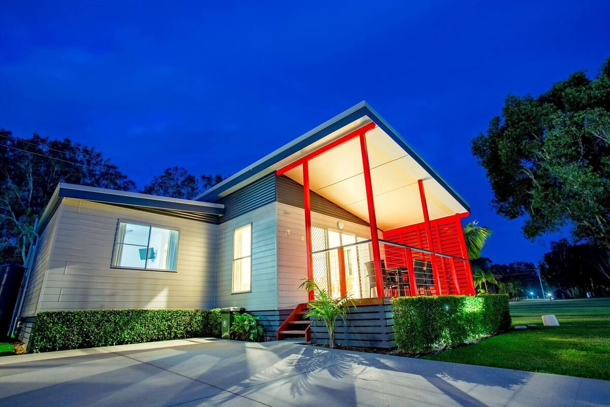 تجهيزات عازلة للصوت ومكواة/لوح كي وأسرّة أطفال/رضّع (مجانًا)