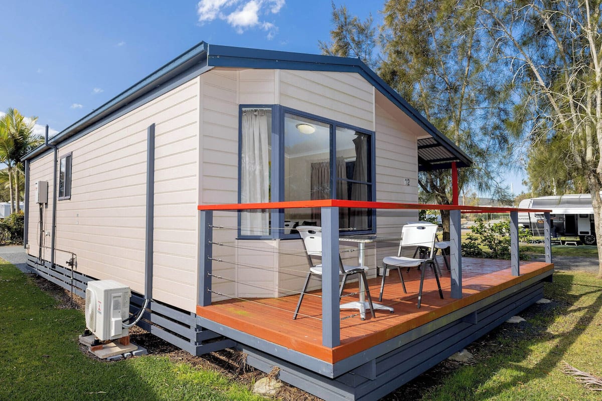 Standard Lakefront 2 Bedroom Cabin | Terrass/Patio