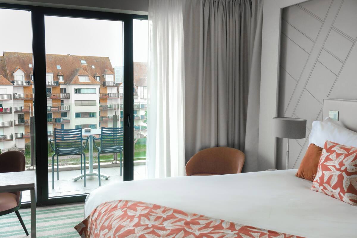 Chambre Double Supérieure, balcon, vue partielle sur la mer