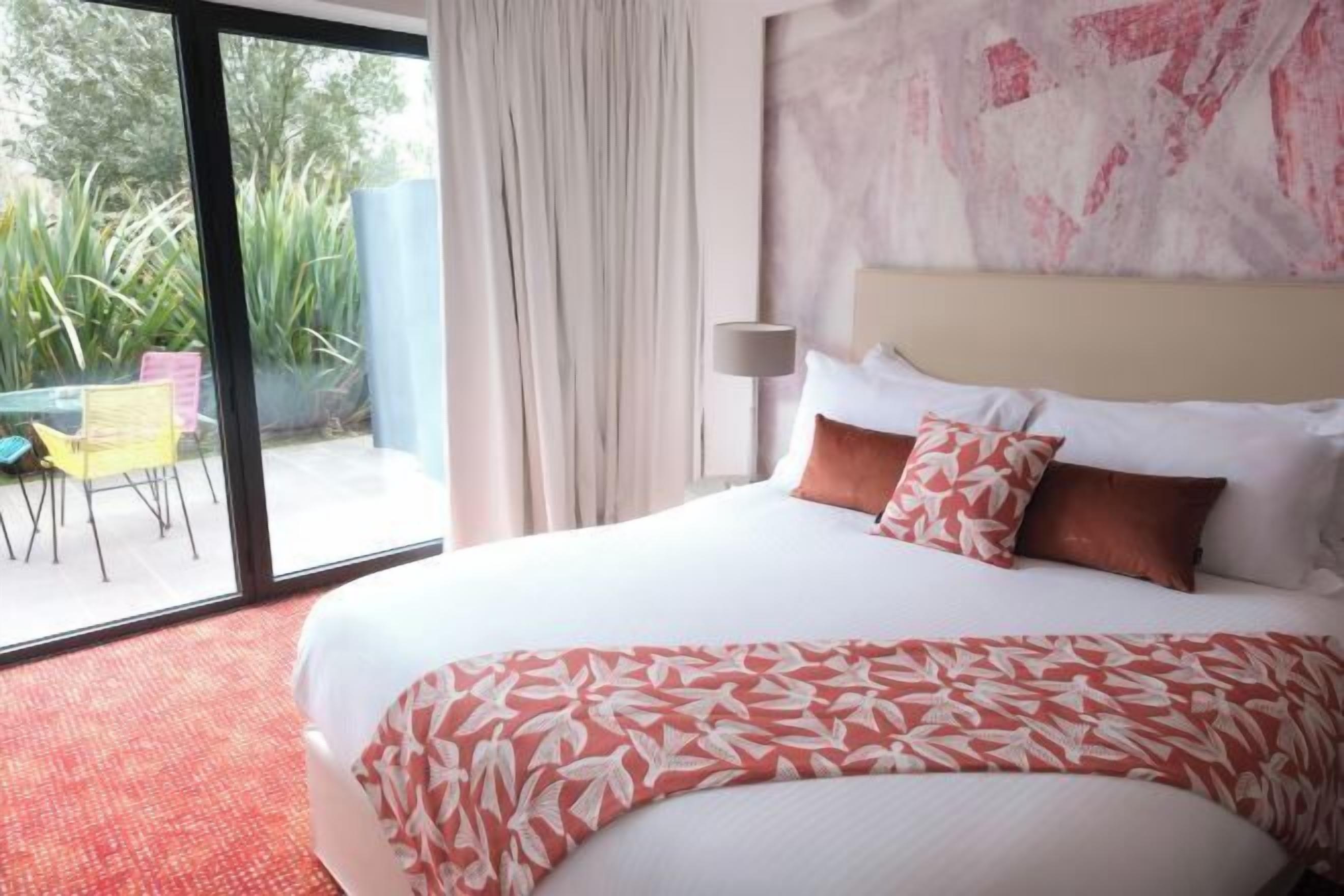 Ropa de cama de alta calidad, minibar, caja fuerte