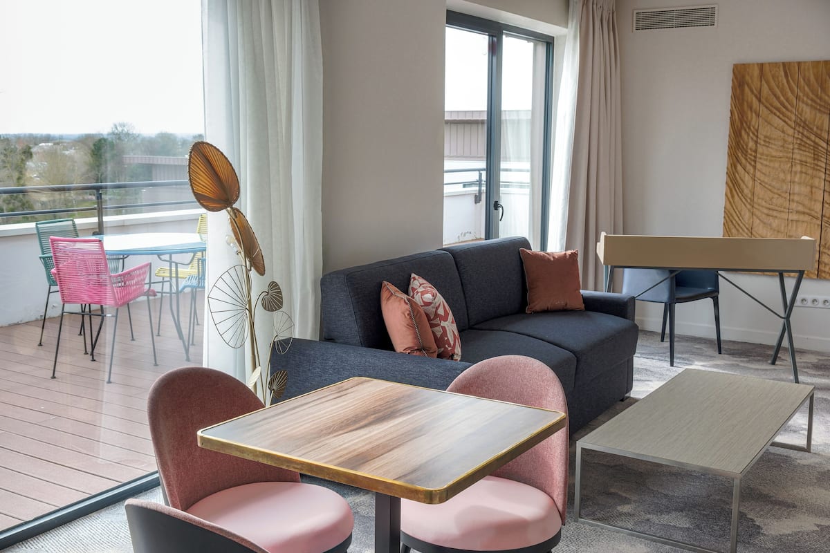 Suite, terrasse | Living area | 82-cm flat-screen TV with satellite channels, TV