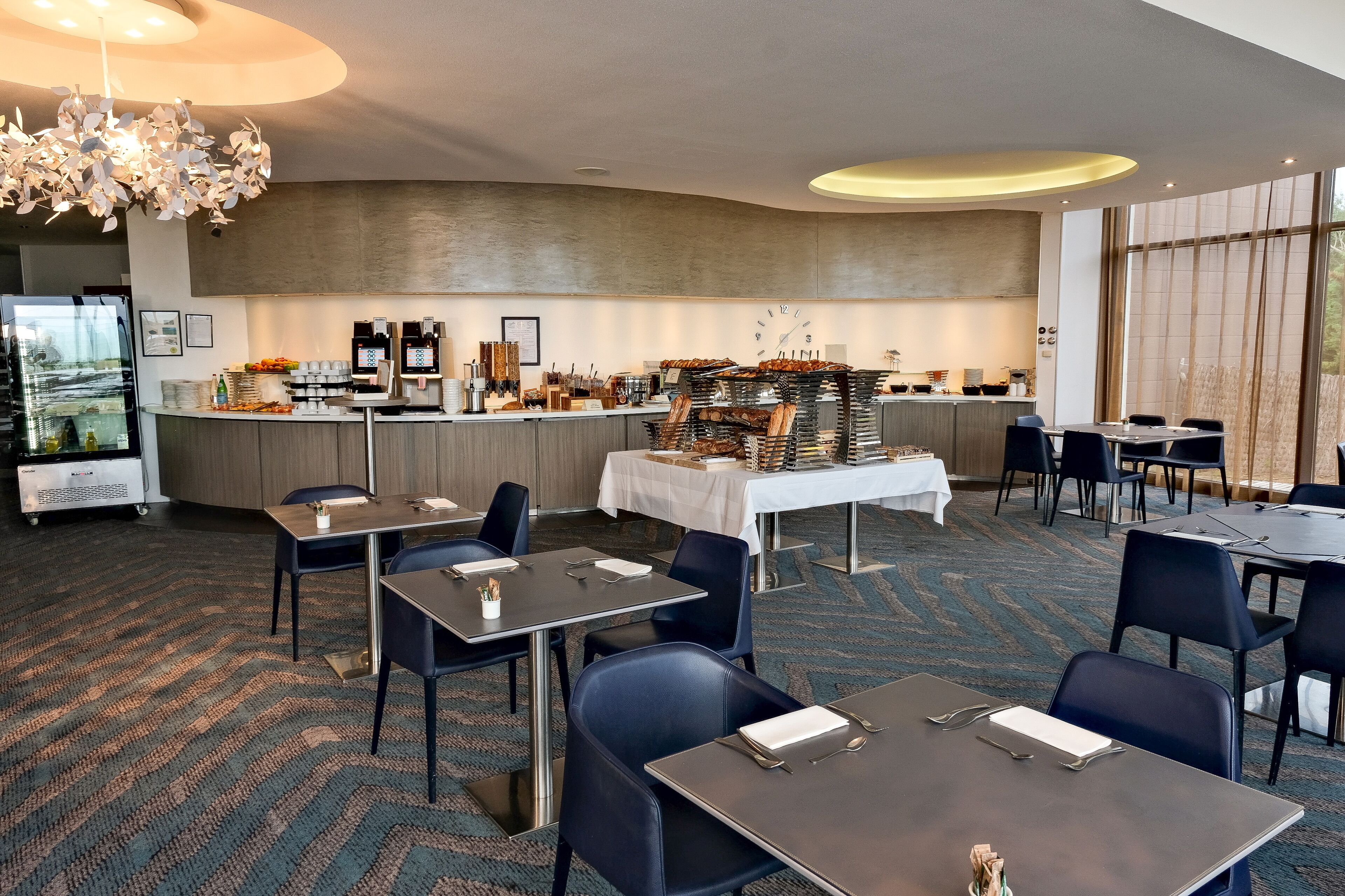 Desayuno continental (EUR 23 por persona) 