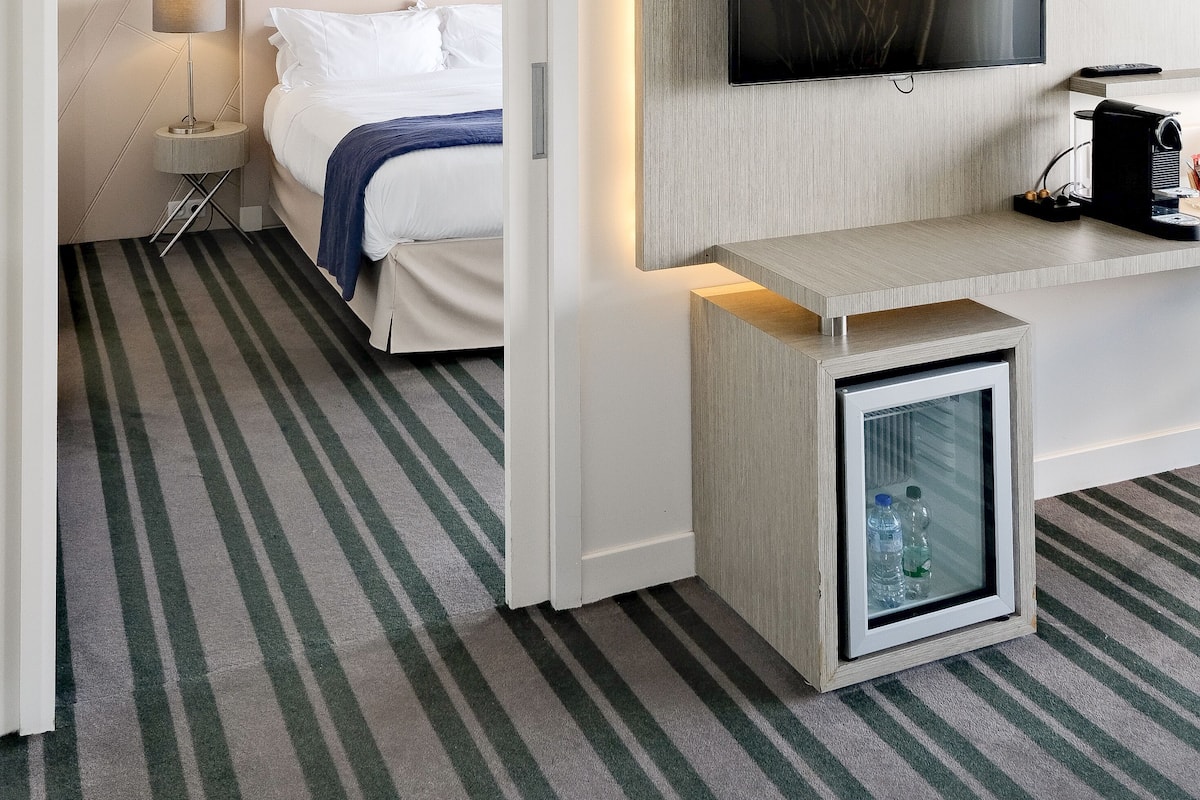 Suite, vue mer | 1 camera, biancheria da letto di alta qualità, minibar