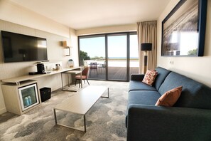 Suite, vue mer | Aire de séjour | Téléviseur à écran plat de 82 cm avec télévision par satellite