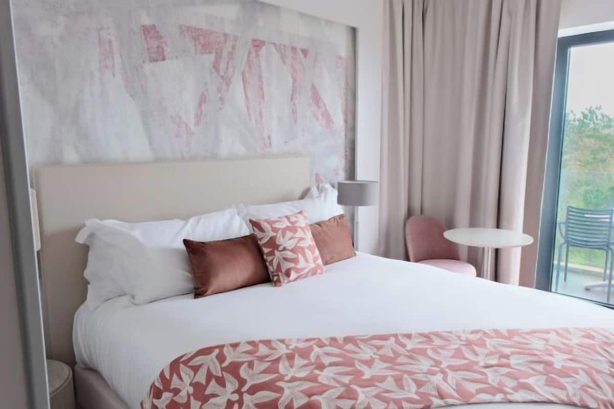 Premium bedding, minibar, in-room safe, desk