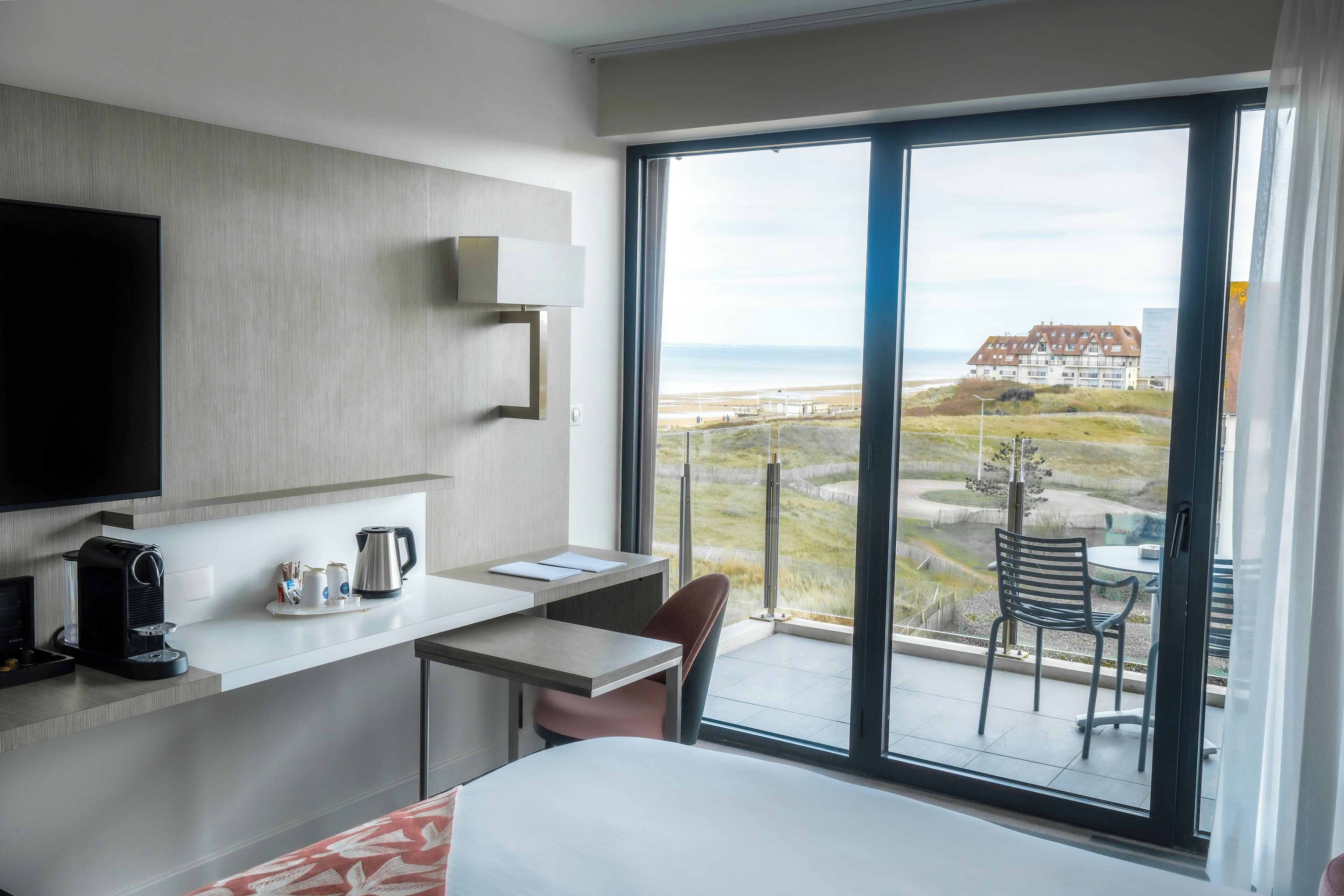 Ropa de cama de alta calidad, minibar, caja fuerte