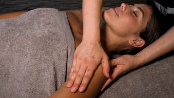 Une personne qui reçoit un massage sur une table de massage.