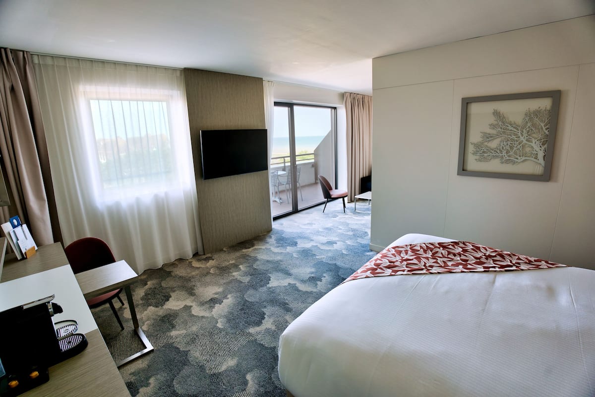 Suite Junior, vue mer | Premium bedding, minibar, in-room safe, individually furnished