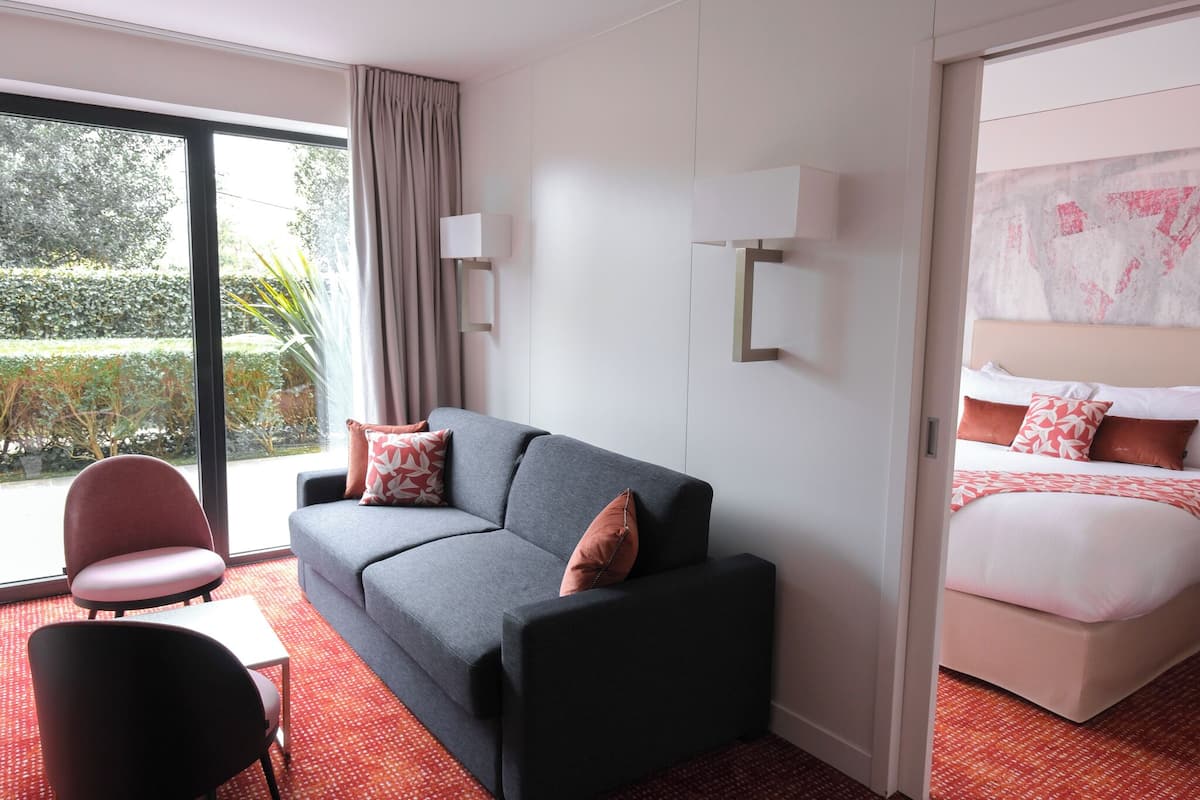 Suite, vue jardin | Living area