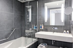 Amenidades de baño gratuitas, secadora de cabello, batas, pantuflas 