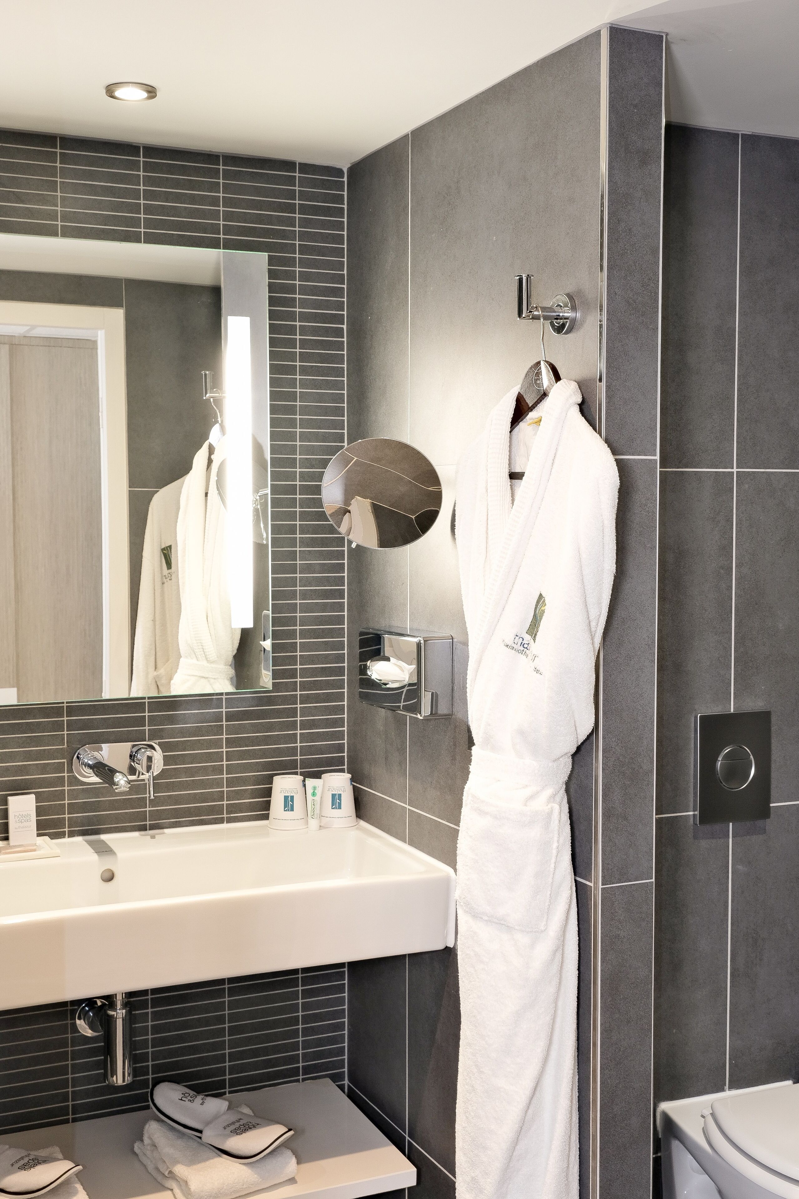 shower, rainfall showerhead, free toiletries, hair dryer