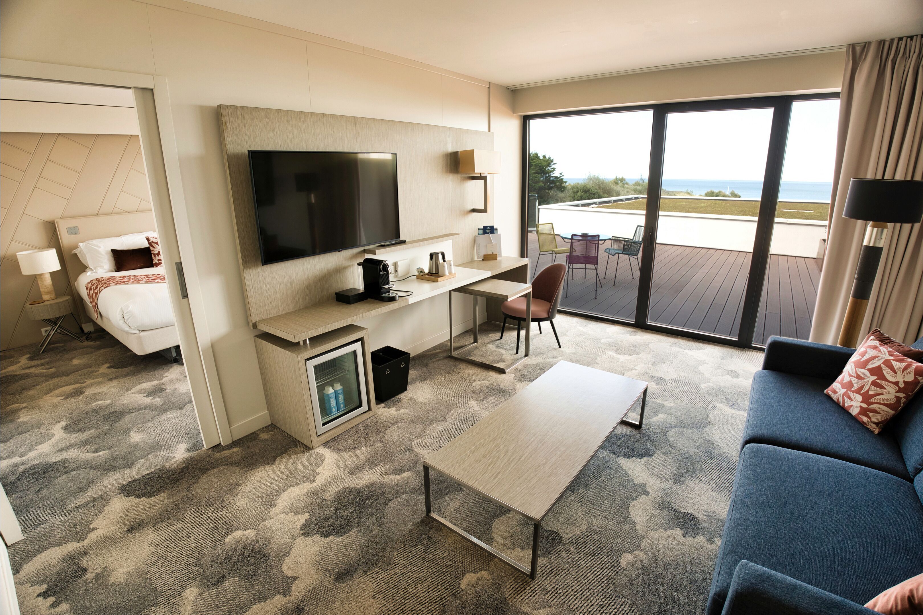 Suite, vue mer | Wohnbereich | 82-cm-Flachbildfernseher mit Satellitenempfang, Fernseher