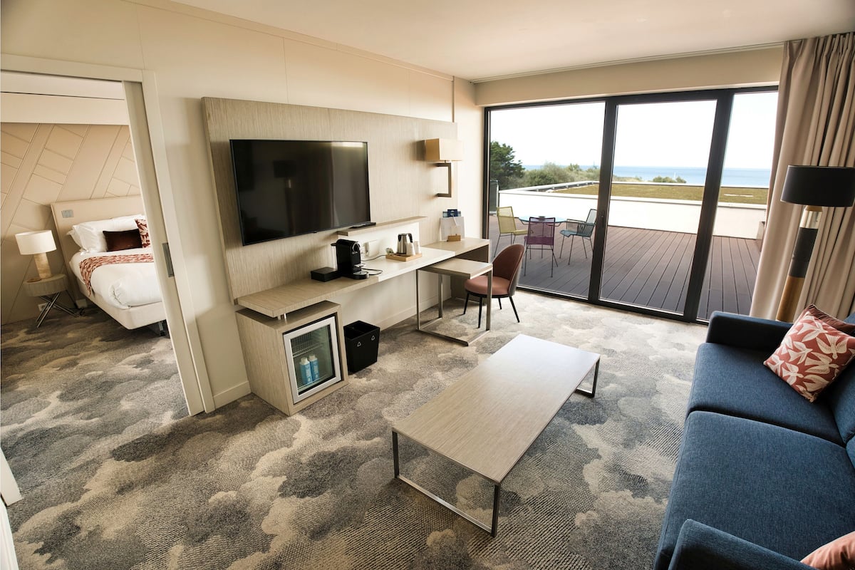 Suite, vue mer | Living area | 82-cm flat-screen TV with satellite channels, TV