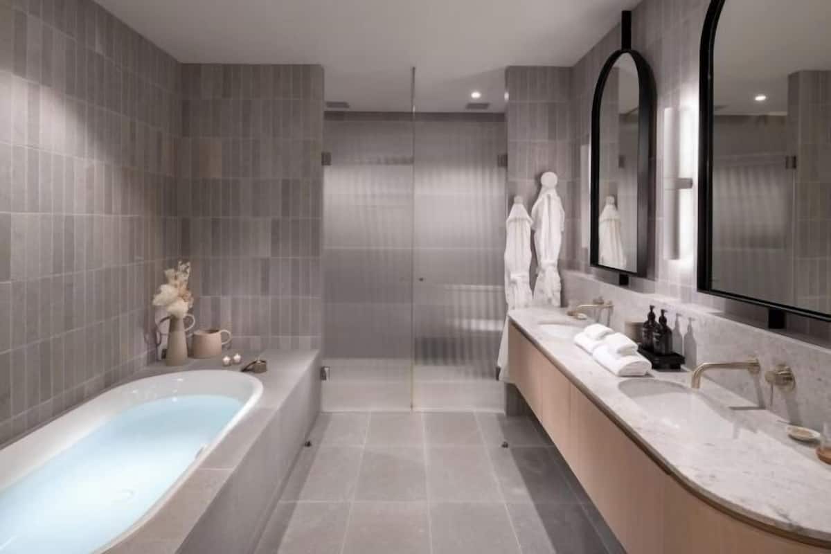 Badkamer | Gratis toiletartikelen, een haardroger, badjassen, pantoffels