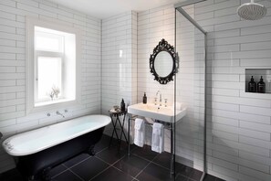 Kostenlose Toilettenartikel, Haartrockner, Bademäntel, Hausschuhe