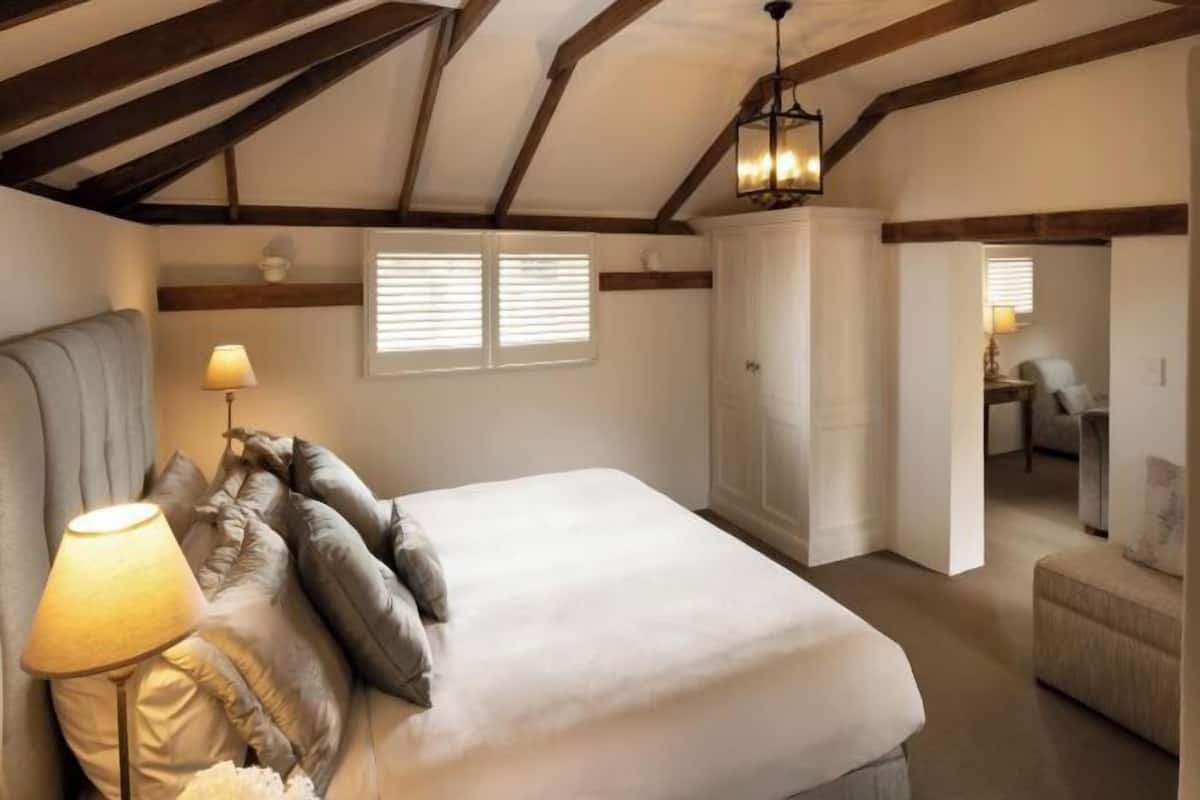 1 slaapkamer, een minibar met enkele gratis items, een kluis op de kamer