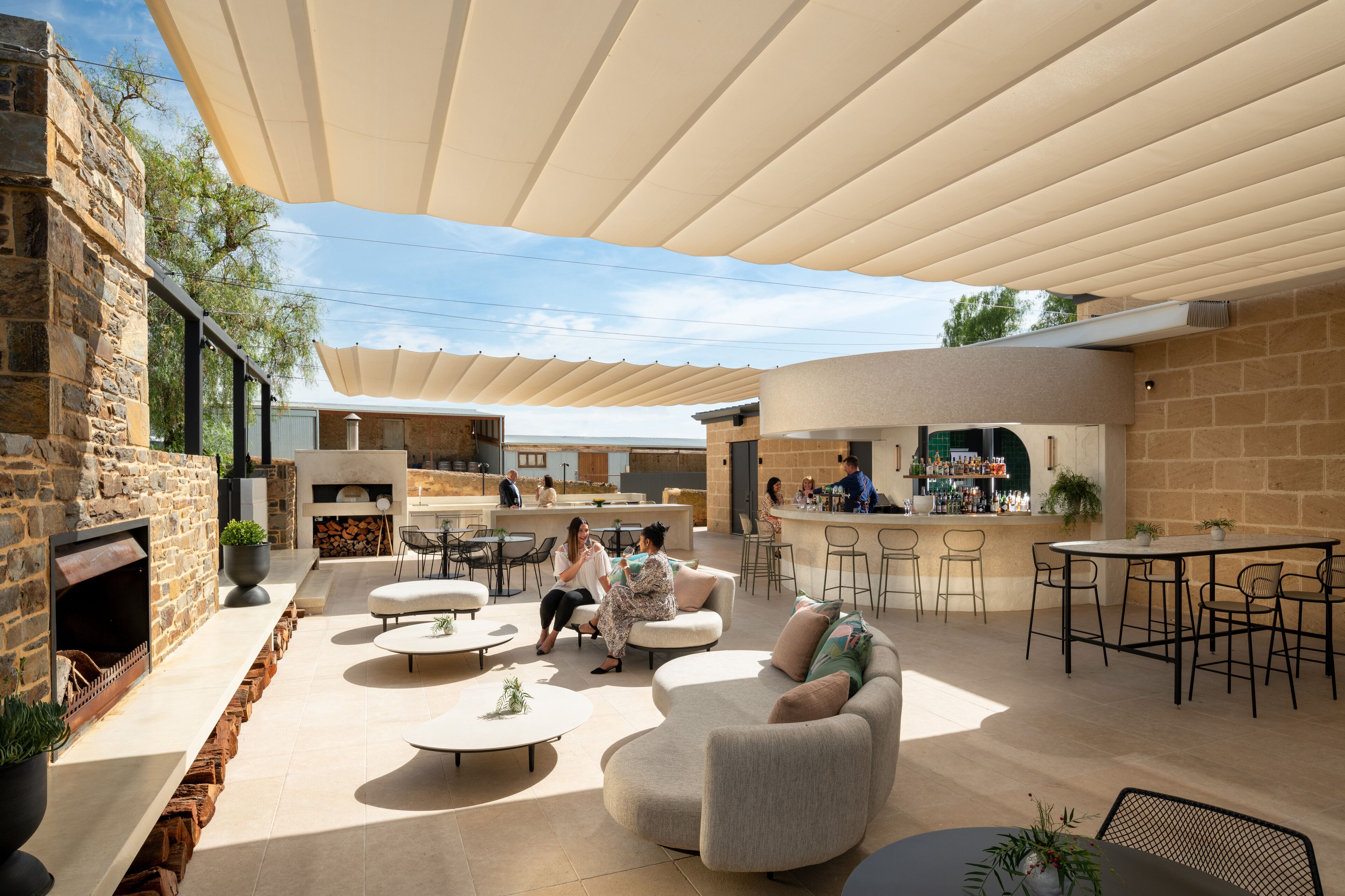 Melayani sarapan dan makan malam dengan santap malam alfresco 