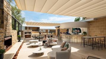 Breakfast and dinner served, alfresco dining