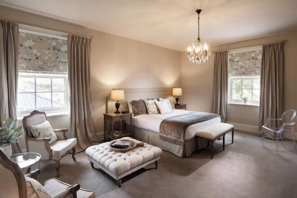 1 slaapkamer, een minibar met enkele gratis items, een kluis op de kamer