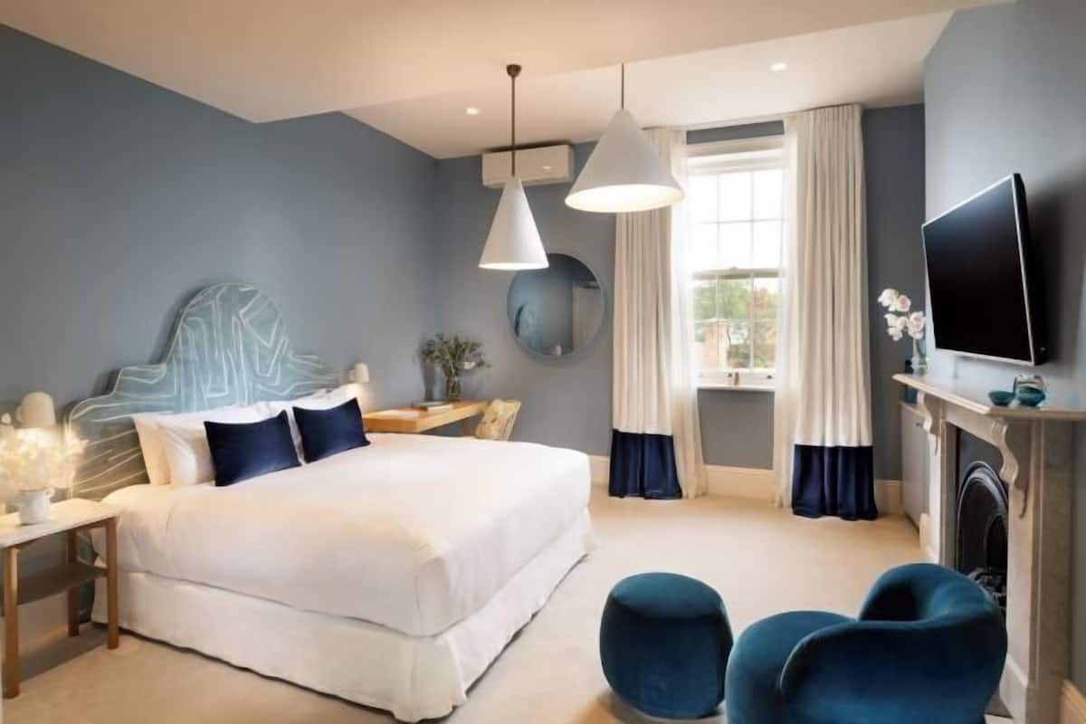 1 slaapkamer, een minibar met enkele gratis items, een kluis op de kamer