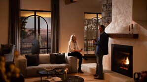 Una sala de estar acogedora con chimenea, un sofá y una mesa de centro.