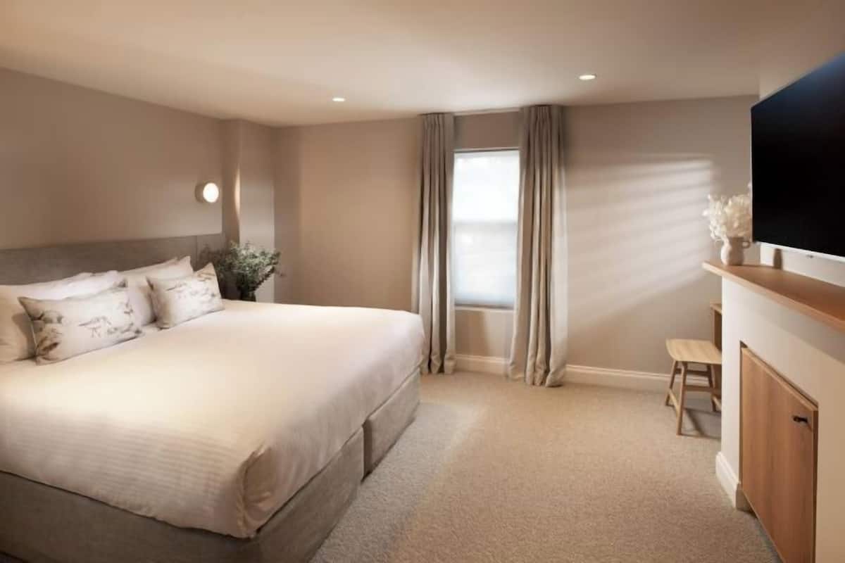 1 slaapkamer, een minibar met enkele gratis items, een kluis op de kamer