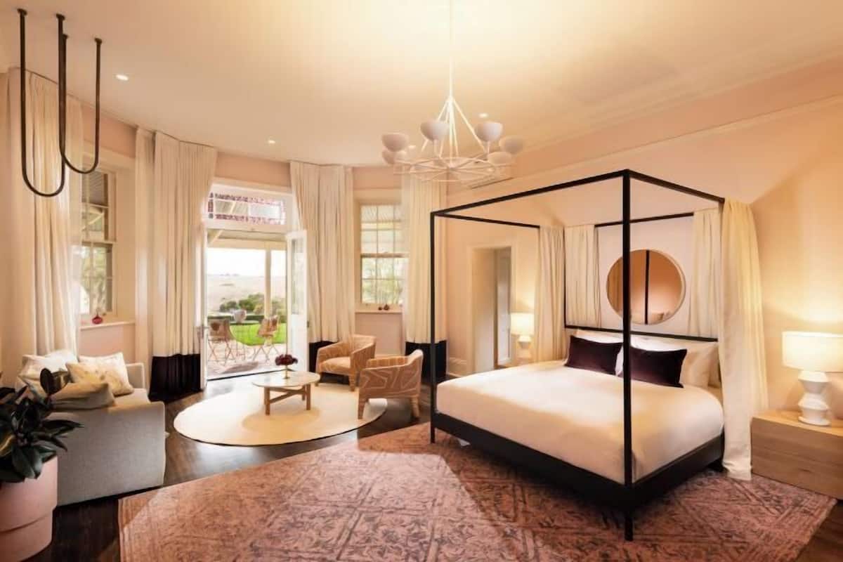 1 slaapkamer, een minibar met enkele gratis items, een kluis op de kamer