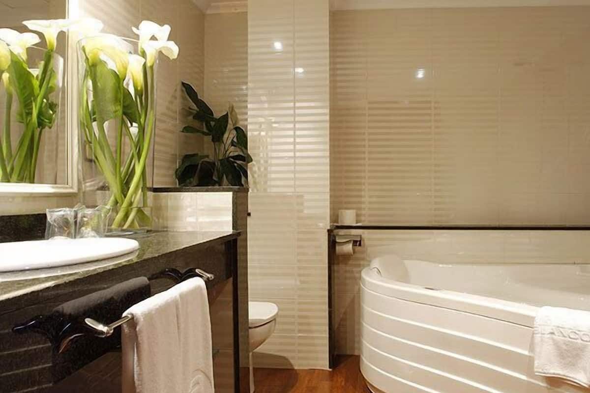 bathtub, free toiletries, hair dryer, bidet