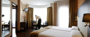 Minibar, in-room safe, desk, blackout drapes - Blanco Hotel Spa (Navia)