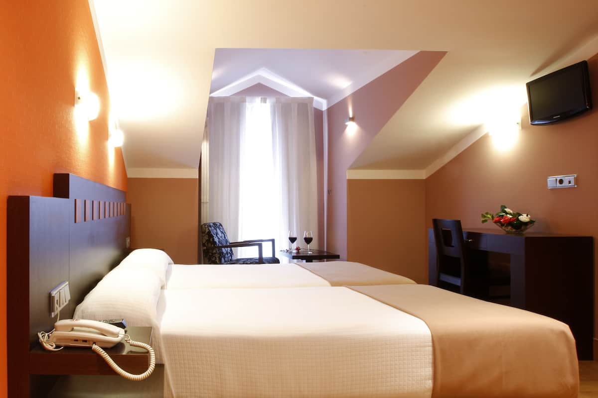 standard room | minibar, in-room safe, desk, blackout curtains