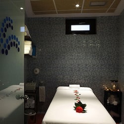 Hot tub, steam room, Turkish bath/hammam, body treatments, hydrotherapy