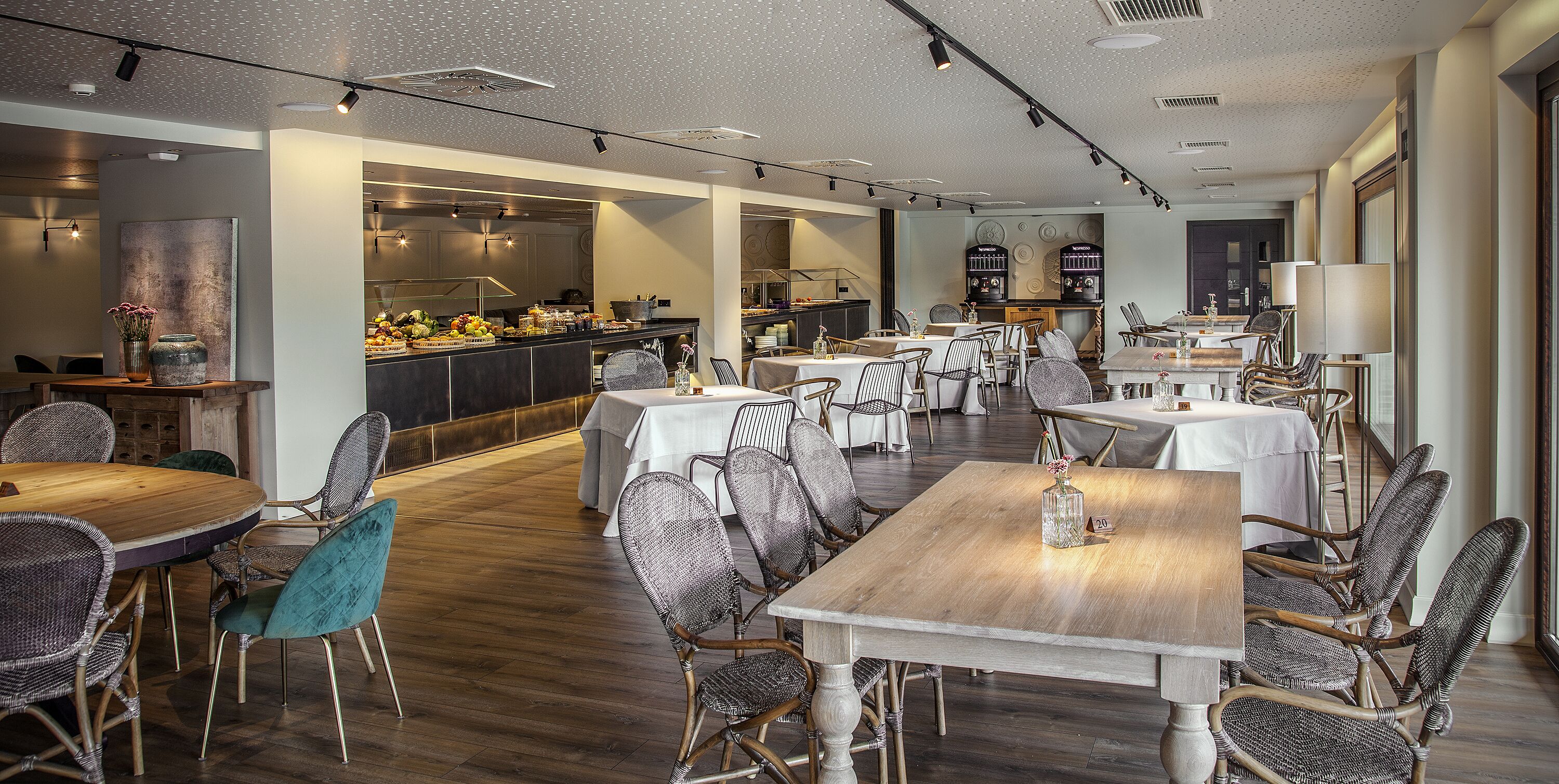 بوفيه فطور يوميًا بتكلفة قدرها (12 EUR للشخص)