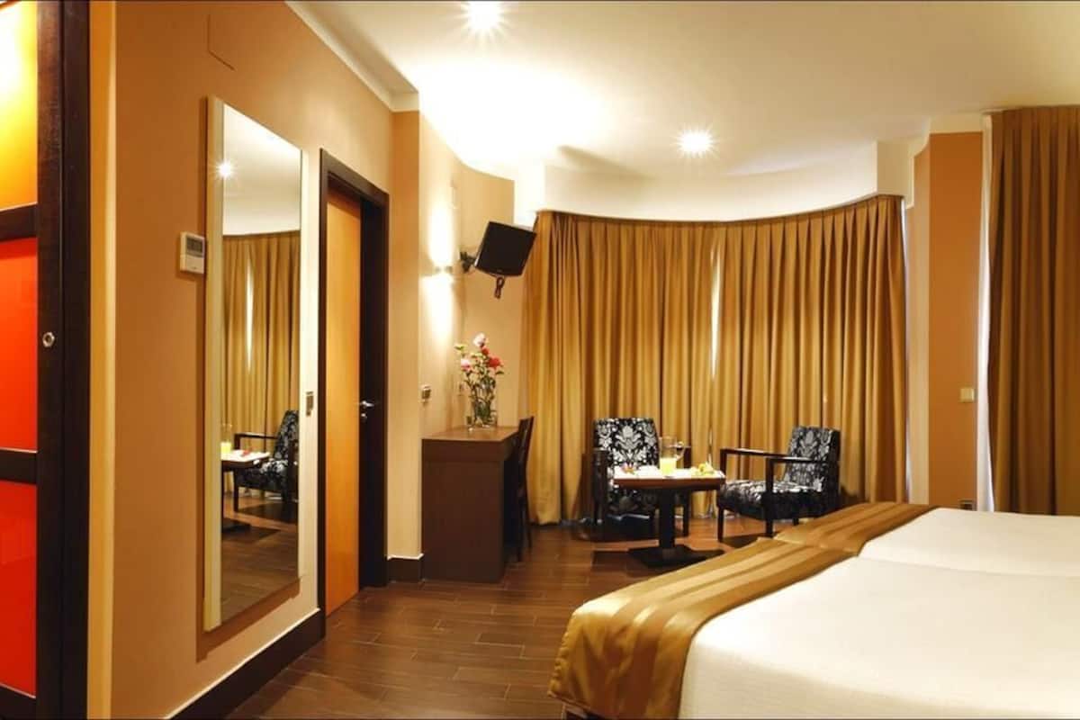 Minibar, in-room safe, desk, blackout drapes