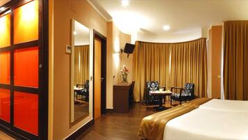 Een minibar, een kluis op de kamer, een bureau, verduisterende gordijnen