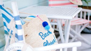 A beach-themed chair with a straw bag and a life preserver. - La Costa Motel (Bilinga)