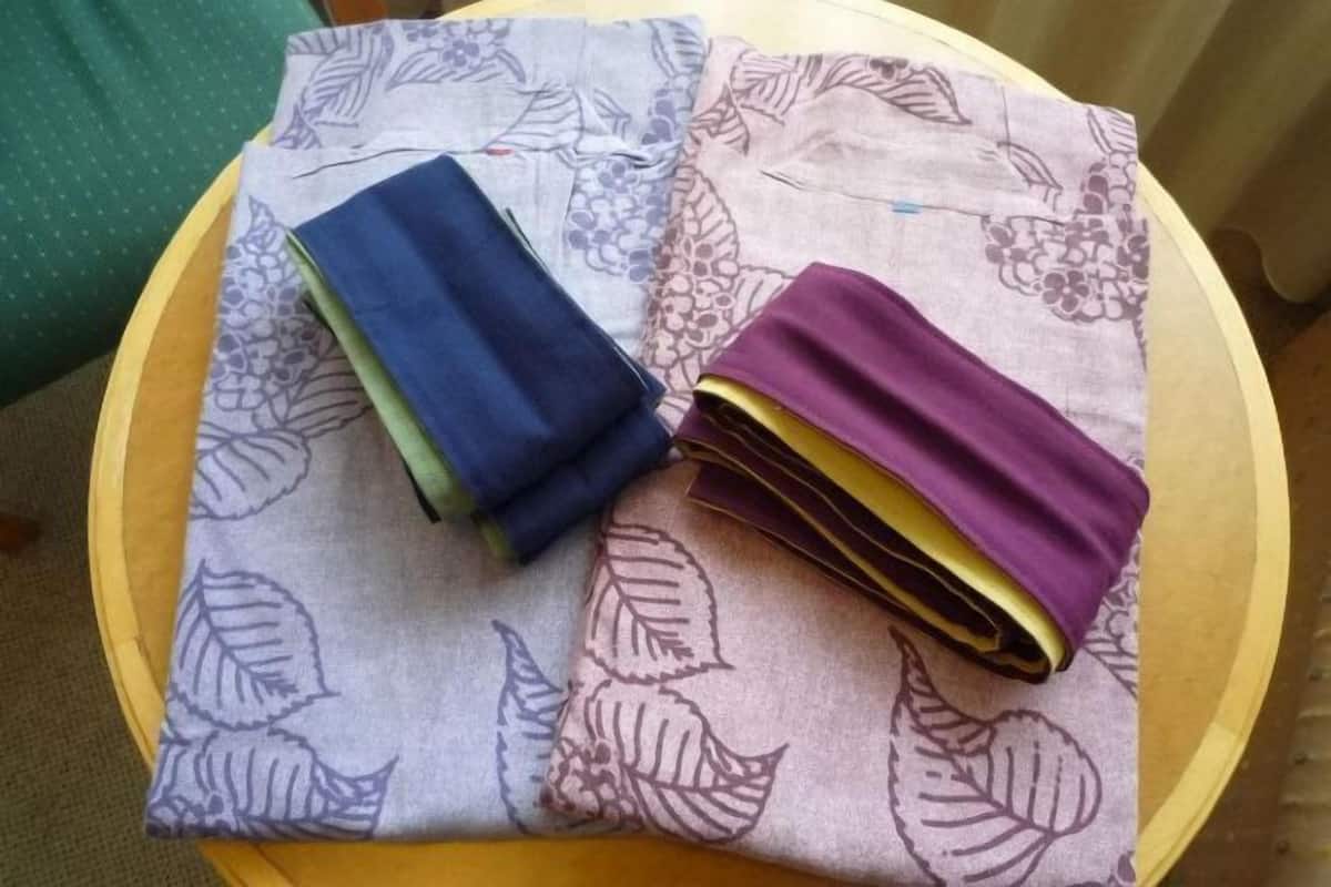 Peti besi dalam bilik, meja, ruang kerja komputer riba