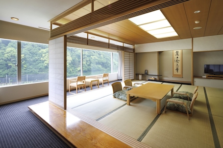 Caja de seguridad en la habitación y escritorio . Yumoto Fujiya Hotel