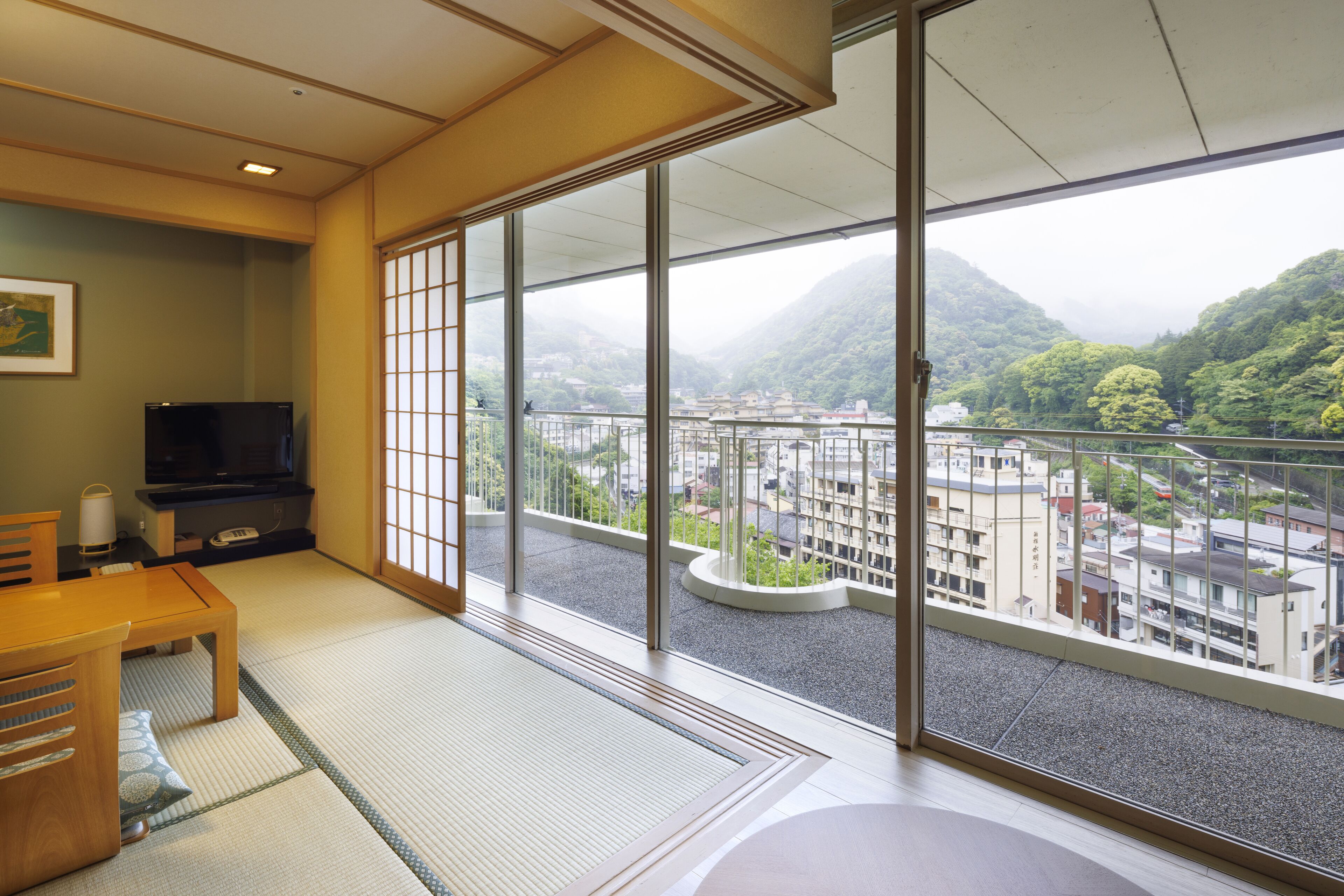 客房内保险箱、办公桌、笔记本电脑工作区、遮光窗帘