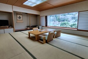 In-room safe, desk, laptop workspace, blackout drapes - Yumoto Fujiya Hotel (Hakone)