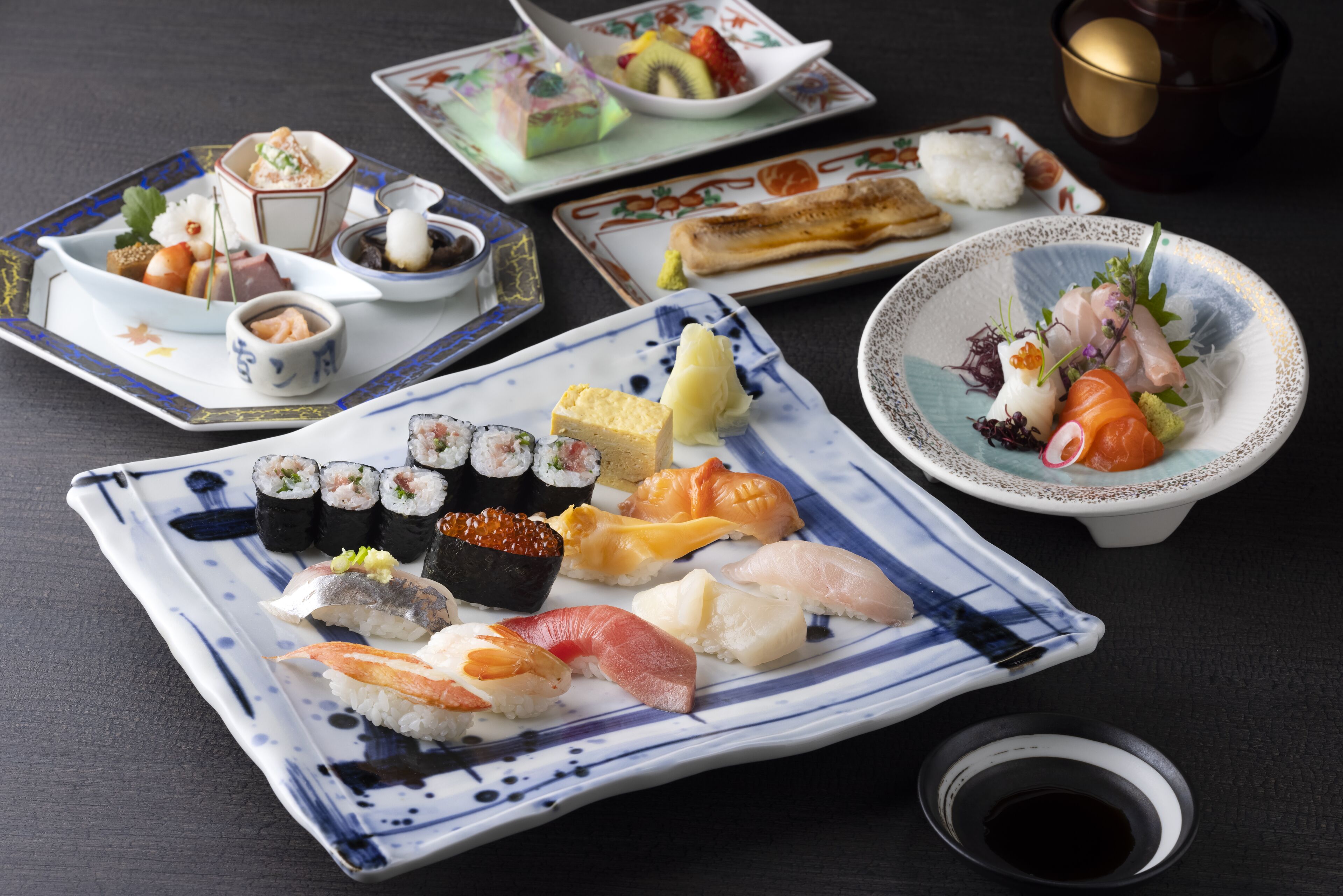 Variedad de platos de sushi.